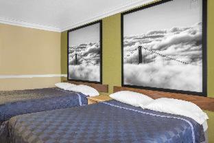 Super 8 by Wyndham Hayward Downtown - 4