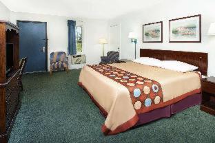 Super 8 by Wyndham Taylorville IL - 1
