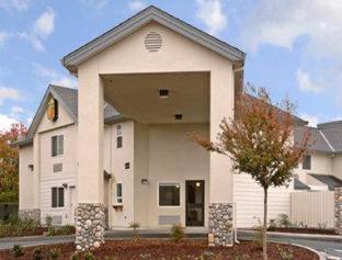 Super 8 by Wyndham Cloverdale Wine Country - 3
