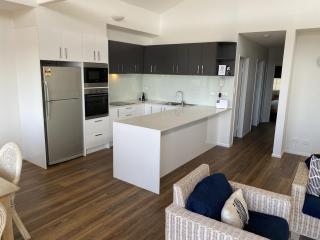 Aqua Promenade Beachfront Holiday Apartments - Sunrise Beach - 3