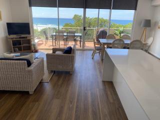 Aqua Promenade Beachfront Holiday Apartments - Sunrise Beach - 2