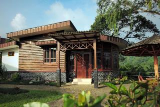 Inna Tretes Hotel & Resort - Prigen - 6
