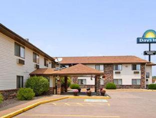 Days Inn & Suites by Wyndham Davenport East - 9