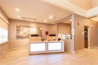 Holiday Inn Express & Suites - 8
