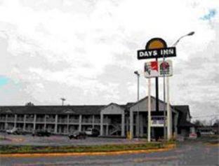 Days Inn by Wyndham Wagoner - 3