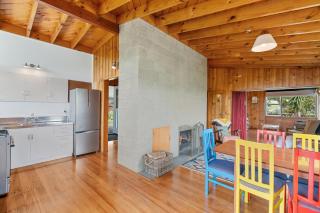 Queenie - Waikanae Beach Holiday Home - 1