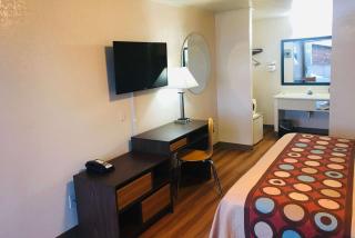 Super 8 by Wyndham Evanston - 4