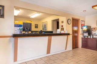 Econo Lodge Inn & Suites Airport - Windsor Locks - 8