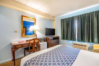 Econo Lodge Inn & Suites Airport - Windsor Locks - 2