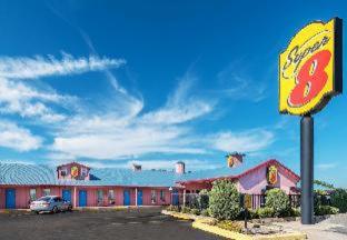 Super 8 by Wyndham Eastland - 3