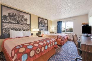 Super 8 by Wyndham College Station - College Station - 6