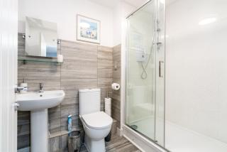 Elegant - Near Stonehenge - Free Parking - Sleeps 6 - Netflix - Smart TV's By Teza Homes Serviced Accommodations - 6