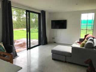 Lakin' it easy Cottage - 3