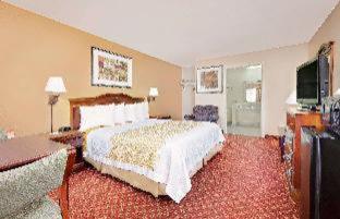 Days Inn by Wyndham Paris - 1