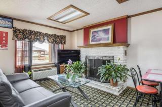 Econo Lodge - Cameron - 1