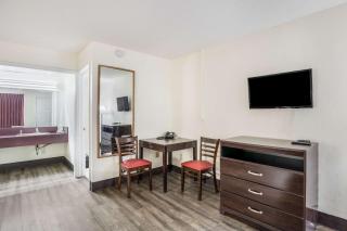 Econo Lodge Cameron - 1