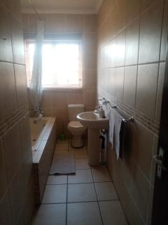 Tumi's Home away- 3 Bedroom - Witbank - 3