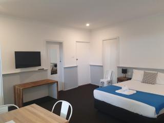 Squid's Ink Motel - Belmont - 2