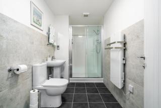 Large - Near Stonehenge - Free Parking - Sleeps 6 - Netflix - Smart TV's By Teza Homes Serviced Accommodations - 6
