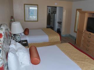 Days Inn by Wyndham Panama City Beach Beachfront Resort - 9