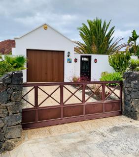 Lovely Villa Nico Playa Blanca, hot tub, communal pool - 1