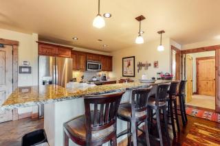 Emerald Lodge 5202 - 8