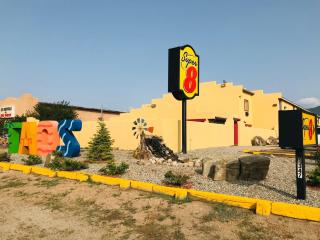 Super 8 by Wyndham Taos - 8