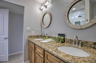 Modern Scottsdale Gem with Pool, Games, Patio and More - Scottsdale - 9