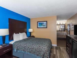 Days Inn by Wyndham Sarasota Bay - Sarasota - 4