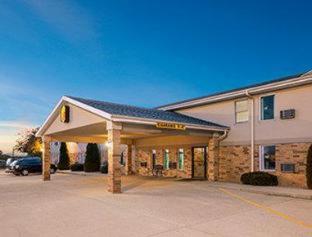 Super 8 by Wyndham Mattoon - Mattoon - 3