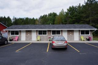 Pine Motel - Deep River - 3