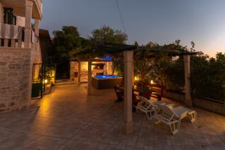 Seafront vacation house w JACUZZI 5 meters from beach - Sumartin - 1