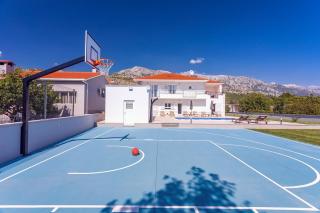 VILLA ALMIC with heated pool, 5 bedrooms, Gaming room, a multi-use playground court - Omiš - 4