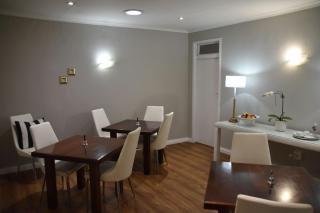 Rosebank Lodge Guesthouse by Claires - Joanesburgo - 3