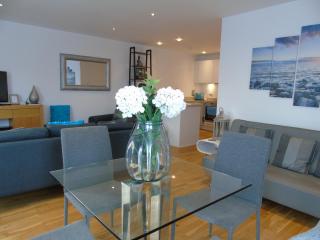 Seaview, Luxury apartment, 2 min walk to Porth Beach - 0