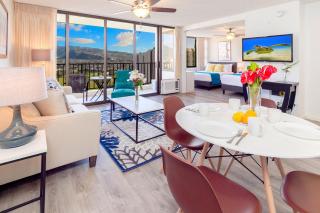 Warm Aloha Vibes, Mountain Views, Short Walk to Beach, and Free Parking - Honolulu - 0
