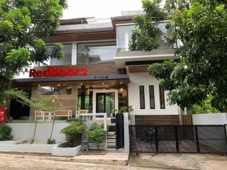 RedDoorz at Anton's Loft Designer Resort Pansol Calamba Laguna - Laguna - 8