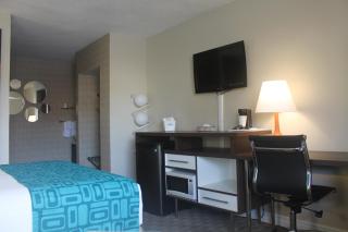 Howard Johnson Inn by Wyndham Kingston - Kingston - 1