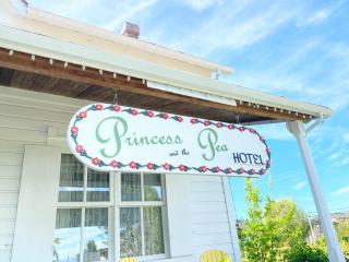 Princess and the Pea Hotel - Langley - 7