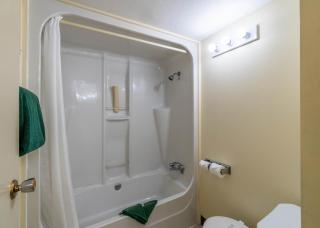 Canada's Best Value Desert Inn & Suites - 9