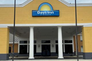 Executive Inn & Suites - 2