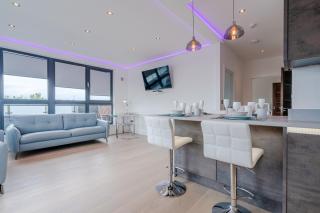 Central Penthouse with Hot Tub & Views 23 - 3