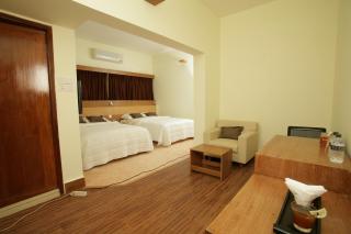 Richmond Hotel & Suites - 7