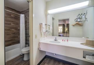 Super 8 by Wyndham El Paso Airport - 1