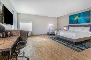 La Quinta Inn & Suites by Wyndham Galveston West Seawall - 3