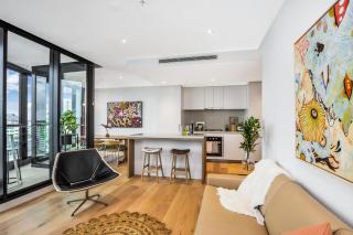 KOZYGURU FORTITUDE VALLEY DESIGNER GRADE 2 BED APT FREE PARKING QFV179-1401 - Brisbane - 0