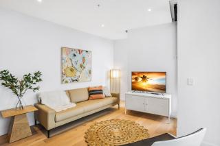 KOZYGURU FORTITUDE VALLEY DESIGNER GRADE 2 BED APT FREE PARKING QFV179-1401 - Brisbane - 1