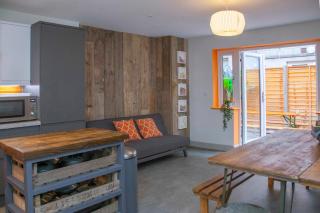 higgihaus #3a 4 Bed Small Groups Hip Location Sleeps 4-8 - Bristol - 0
