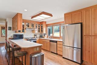 Lakeview Home with new hot tub - Sleeps 10 - Sandpoint - 2