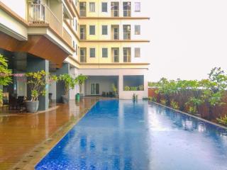 Simply Look Studio Tamansari Mahogany Karawang Apartment By Travelio - Karawang - 5